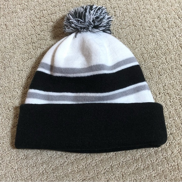 New Era New Jersey Brooklyn Nets Beanie - Picture 2 of 5